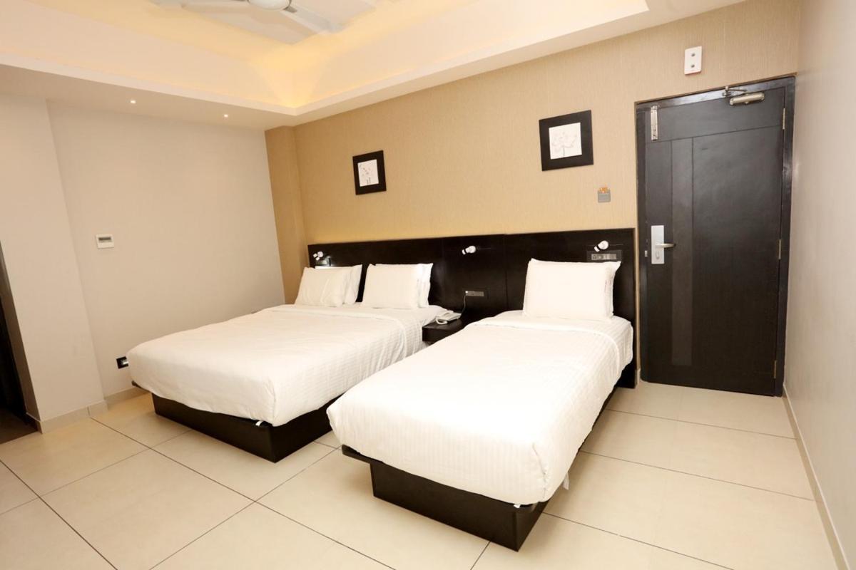 Lnb Residency Hotel Tirupati Bagian luar foto