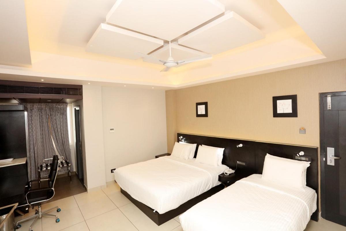 Lnb Residency Hotel Tirupati Bagian luar foto