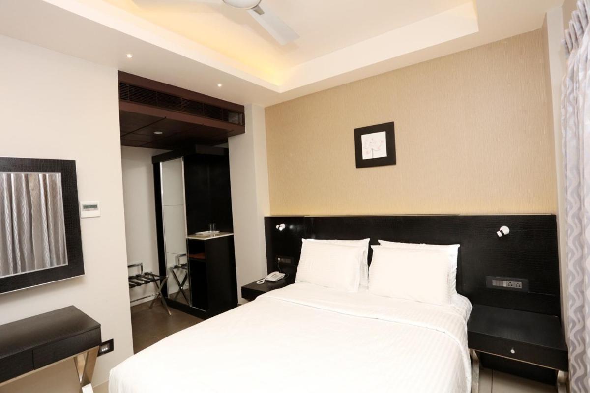 Lnb Residency Hotel Tirupati Bagian luar foto